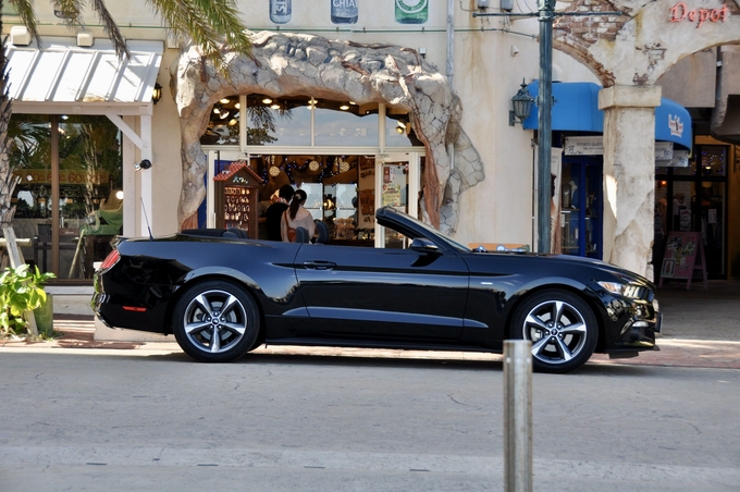 New Ford Mustang Cabriolet（ブラック）　リムジン那覇空港個別無料送迎(最大7人まで)！　　　　　※諸事情等により、リムジン以外での送迎になる場合もあり画像