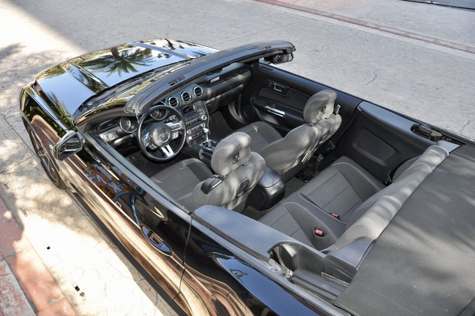 New Ford Mustang Cabriolet（ブラック）画像