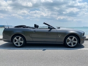 New Mustang GT Cabriolet　5.0L V8エンジン！ 　リムジン那覇空港個別無料送迎(最大7人まで)！※諸事情等により、リムジン以外での送迎になる場合もあり画像