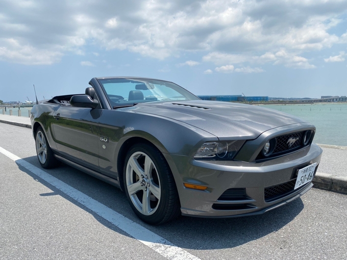 New Mustang GT Cabriolet　5.0L V8エンジン！ 　リムジン那覇空港個別無料送迎(最大7人まで)！※諸事情等により、リムジン以外での送迎になる場合もあり画像