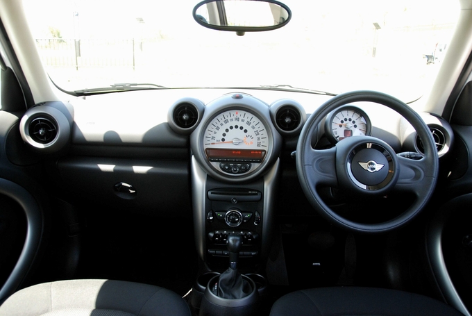 MINI ONE CROSSOVER　画像