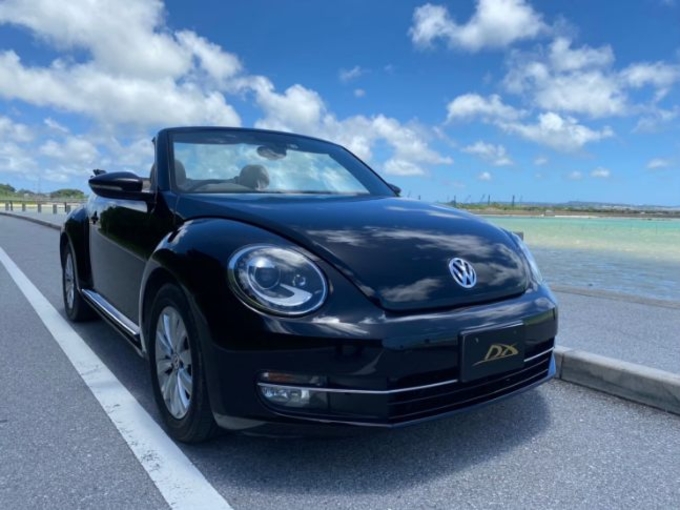 Volks Wagen The Beetle Cabriolet（ブラック）　リムジン那覇空港個別無料送迎(最大7人まで)！　　※諸事情等により、リムジン以外での送迎になる場合もあり画像