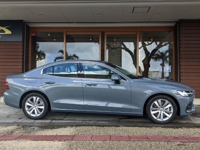 VOLVO　S60　B4　令和3年12月登録車　リムジン那覇空港個別無料送迎(最大7人まで)！　　　　　　　　　　※諸事情等により、リムジン以外での送迎になる場合もあり画像