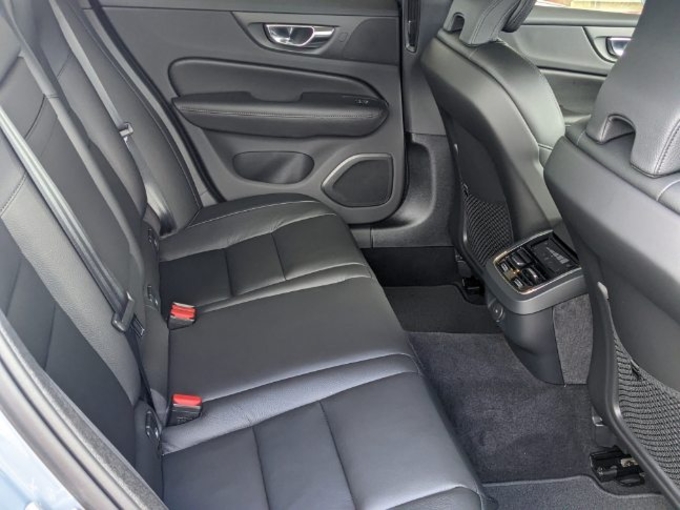 VOLVO　S60　B4　2.0Lハイブリッド車！！　リムジン那覇空港個別無料送迎(最大7人まで)！　　　　　　　　　　※諸事情等により、リムジン以外での送迎になる場合もあり画像