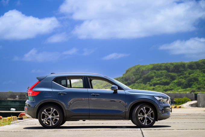 VOLVO XC40 B4 AWD　2.0Lハイブリッド車！！　リムジン那覇空港個別無料送迎(最大7人まで)！　　　　　※諸事情等により、リムジン以外での送迎になる場合もあり画像