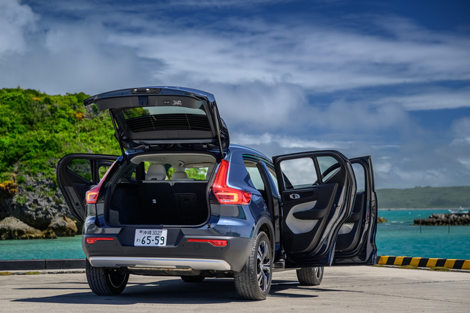 VOLVO XC40 B4 AWD　2.0Lハイブリッド車！！　リムジン那覇空港個別無料送迎(最大7人まで)！　　　　　※諸事情等により、リムジン以外での送迎になる場合もあり画像