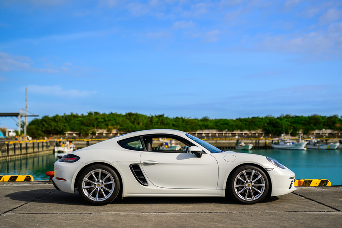PORSCHE　718Cayman　2018年式　2人乗　2.0L 水平対向4気筒ターボエンジン搭載！　　　　　　　　　　リムジン那覇空港個別無料送迎(最大7人まで)！※諸事情等により、リムジン以外での送迎になる場合もあり画像