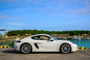 PORSCHE　718Cayman　2018年式　2人乗　2.0L 水平対向4気筒ターボエンジン搭載！　　　　　　　　　　リムジン那覇空港個別無料送迎(最大7人まで)！※諸事情等により、リムジン以外での送迎になる場合もあり画像