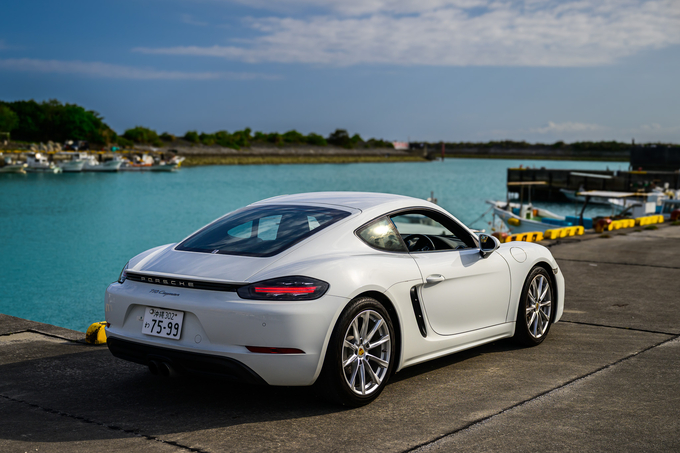 PORSCHE　718Cayman　2018年式　2人乗　2.0L 水平対向4気筒ターボエンジン搭載！　　　　　　　　　　リムジン那覇空港個別無料送迎(最大7人まで)！※諸事情等により、リムジン以外での送迎になる場合もあり画像