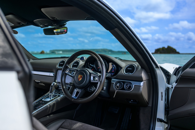 PORSCHE　718Cayman　2018年式　2人乗　2.0L 水平対向4気筒ターボエンジン搭載！　　　　　　　　　　リムジン那覇空港個別無料送迎(最大7人まで)！※諸事情等により、リムジン以外での送迎になる場合もあり画像