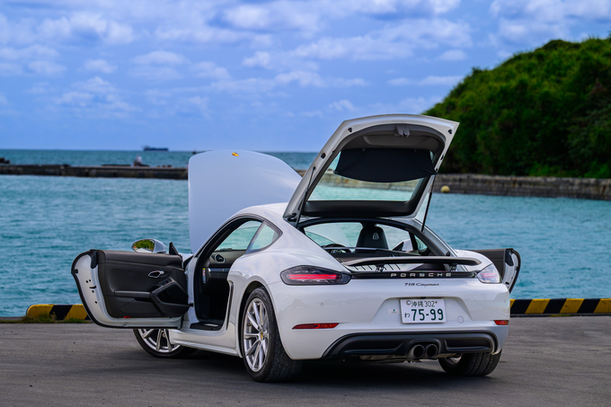 PORSCHE　718Cayman　2018年式　2人乗　2.0L 水平対向4気筒ターボエンジン搭載！　　　　　　　　　　リムジン那覇空港個別無料送迎(最大7人まで)！※諸事情等により、リムジン以外での送迎になる場合もあり画像