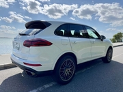 PORSCHE　Cayenne　特別限定車「Platinum　Edition」　2018年式　3.6L V6エンジン搭載車！　リムジン那覇空港個別無料送迎(最大7人まで)！※諸事情等により、リムジン以外での送迎になる場合もあり画像