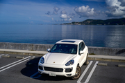 PORSCHE Cayenne 特別限定車「Platinum Edition」 2018年式 3.6L V6エンジン搭載車! リムジン那覇空港個別無料送迎(最大7人まで)!※諸事情等により、リムジン以外での送迎になる場合もあり画像