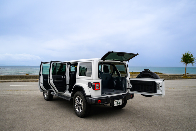 JEEP Wrangler Unlimited Sahara V6 3.6Lエンジン！リムジン那覇空港個別無料送迎(最大7人まで)！※諸事情等により、リムジン以外での送迎になる場合もあり画像