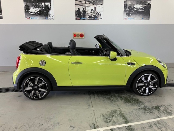 MINI COOPER S CONVERTIBLE 　2.0L　Twin Power Turboエンジン搭載車　　　　　　　　　　　リムジン那覇空港個別無料送迎(最大7人まで)！※諸事情等により、リムジン以外での送迎になる場合もあり画像