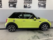 MINI COOPER S CONVERTIBLE 　2.0L　Twin Power Turboエンジン搭載車　　　　　　　　　　　リムジン那覇空港個別無料送迎(最大7人まで)！※諸事情等により、リムジン以外での送迎になる場合もあり画像