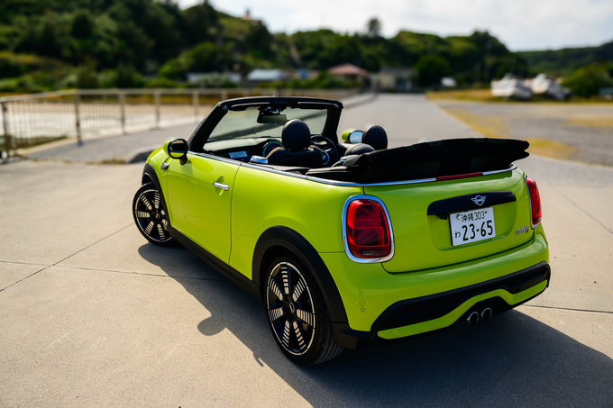 MINI COOPER S CONVERTIBLE 　2.0L　Twin Power Turboエンジン搭載車　　　　　　　　　　　リムジン那覇空港個別無料送迎(最大7人まで)！※諸事情等により、リムジン以外での送迎になる場合もあり画像