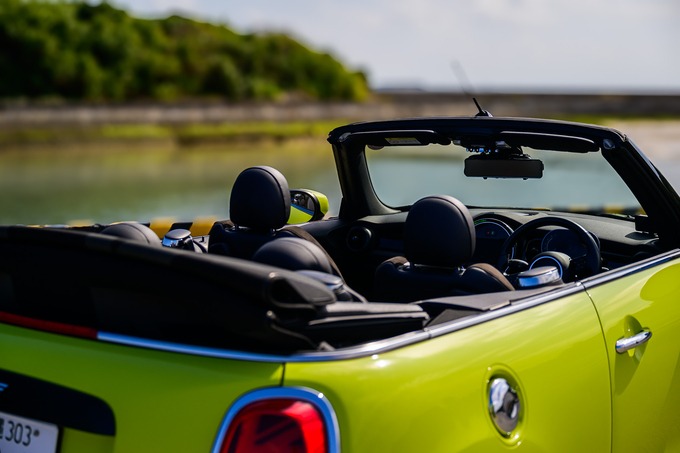 MINI COOPER S CONVERTIBLE 　2.0L　Twin Power Turboエンジン搭載車　　　　　　　　　　　リムジン那覇空港個別無料送迎(最大7人まで)！※諸事情等により、リムジン以外での送迎になる場合もあり画像