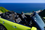 MINI COOPER S CONVERTIBLE 　2.0L　Twin Power Turboエンジン搭載車　　　　　　　　　　　リムジン那覇空港個別無料送迎(最大7人まで)！※諸事情等により、リムジン以外での送迎になる場合もあり画像
