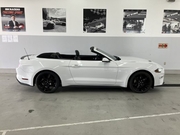 New Ford Mustang Cabriolet(White)　2.3L　直4エコブースト搭載車！　2020年後期モデル！！　リムジン那覇空港個別無料送迎(最大7人まで)！※諸事情等により、リムジン以外での送迎になる場合もあり画像