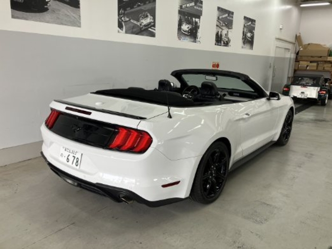 New Ford Mustang Cabriolet(White)　2.3L　直4エコブースト搭載車！　2020年後期モデル！！　リムジン那覇空港個別無料送迎(最大7人まで)！※諸事情等により、リムジン以外での送迎になる場合もあり画像