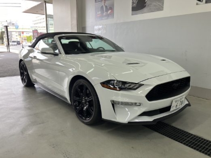 New Ford Mustang Cabriolet(White)　2.3L　直4エコブースト搭載車！　2020年後期モデル！！　リムジン那覇空港個別無料送迎(最大7人まで)！※諸事情等により、リムジン以外での送迎になる場合もあり画像