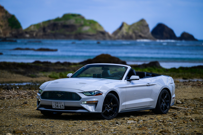 New Ford Mustang Cabriolet(White)　2.3L　直4エコブースト搭載車！　2020年後期モデル！！　リムジン那覇空港個別無料送迎(最大7人まで)！※諸事情等により、リムジン以外での送迎になる場合もあり画像