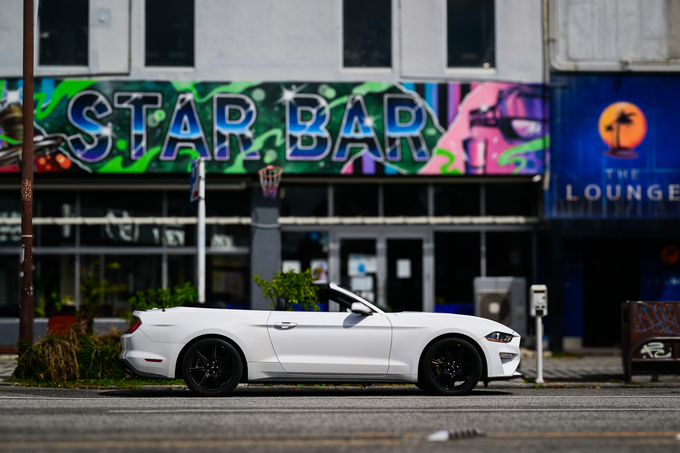 New Ford Mustang Cabriolet(White)　2.3L　直4エコブースト搭載車！　2020年後期モデル！！　リムジン那覇空港個別無料送迎(最大7人まで)！※諸事情等により、リムジン以外での送迎になる場合もあり画像