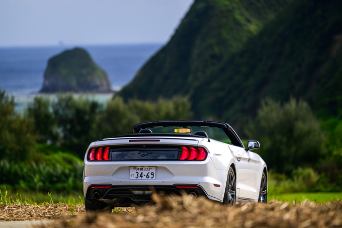 New Ford Mustang Cabriolet(White)　2.3L　直4エコブースト搭載車！　2020年後期モデル！！　リムジン那覇空港個別無料送迎(最大7人まで)！※諸事情等により、リムジン以外での送迎になる場合もあり画像