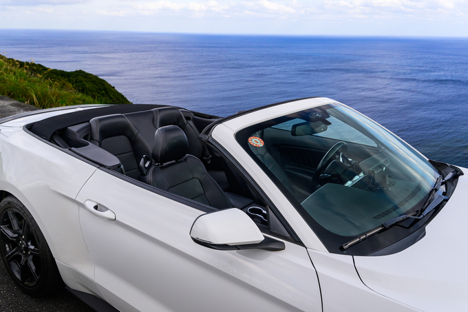 New Ford Mustang Cabriolet(White)　2.3L　直4エコブースト搭載車！　2020年後期モデル！！　リムジン那覇空港個別無料送迎(最大7人まで)！※諸事情等により、リムジン以外での送迎になる場合もあり画像