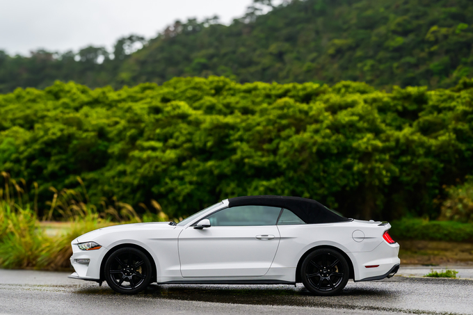 New Ford Mustang Cabriolet(White)　2.3L　直4エコブースト搭載車！　2020年後期モデル！！　リムジン那覇空港個別無料送迎(最大7人まで)！※諸事情等により、リムジン以外での送迎になる場合もあり画像