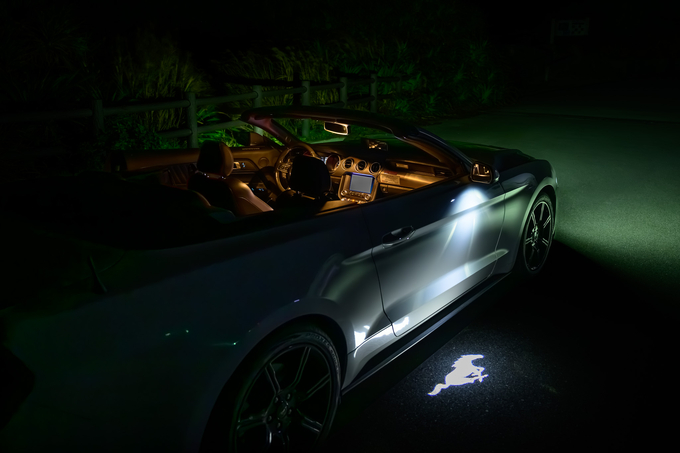 New Ford Mustang Cabriolet(White)　2.3L　直4エコブースト搭載車！　2020年後期モデル！！　リムジン那覇空港個別無料送迎(最大7人まで)！※諸事情等により、リムジン以外での送迎になる場合もあり画像