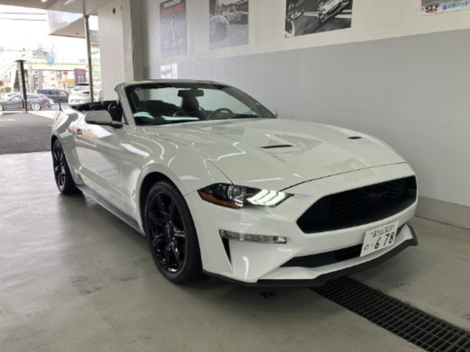 New Ford Mustang Cabriolet(White)　2.3L　直4エコブースト搭載車！　2020年後期モデル！！　リムジン那覇空港個別無料送迎(最大7人まで)！※諸事情等により、リムジン以外での送迎になる場合もあり画像