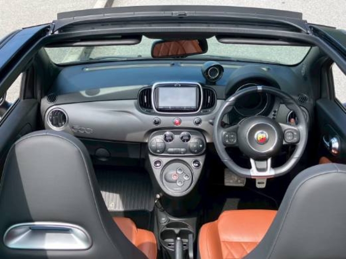 新入庫！　アバルト　595Cツーリズモ　ソフトトップカブリオレ　　　　　　　　　　　　　　　　　　　　　　　　　　　リムジン那覇空港個別無料送迎(最大7人まで)！　　　　　　　　　　　　　　　　　　　　　　　　　※諸事情等により、リムジン以外での送迎になる場合もあり画像