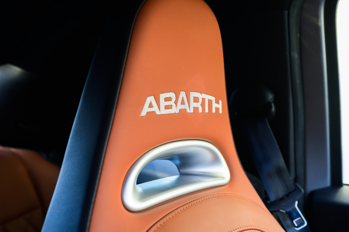 新入庫！　アバルト　595Cツーリズモ　ソフトトップカブリオレ　　　　　　　　　　　　　　　　　　　　　　　　　　　リムジン那覇空港個別無料送迎(最大7人まで)！　　　　　　　　　　　　　　　　　　　　　　　　　※諸事情等により、リムジン以外での送迎になる場合もあり画像