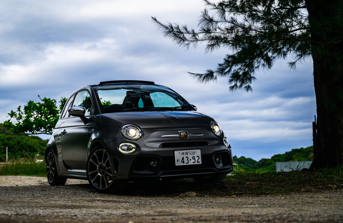 新入庫！　アバルト　595Cツーリズモ　ソフトトップカブリオレ　　　　　　　　　　　　　　　　　　　　　　　　　　　リムジン那覇空港個別無料送迎(最大7人まで)！　　　　　　　　　　　　　　　　　　　　　　　　　※諸事情等により、リムジン以外での送迎になる場合もあり画像