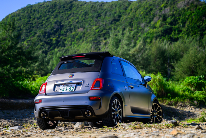 新入庫！　アバルト　595Cツーリズモ　ソフトトップカブリオレ　　　　　　　　　　　　　　　　　　　　　　　　　　　リムジン那覇空港個別無料送迎(最大7人まで)！　　　　　　　　　　　　　　　　　　　　　　　　　※諸事情等により、リムジン以外での送迎になる場合もあり画像