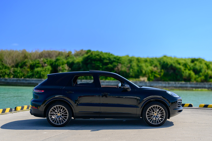 新入庫！　ポルシェ･カイエンクーペ　「Platinum　Edition」　2022年式　3.0L V6ツインターボエンジン搭載車！　リムジン那覇空港個別無料送迎(最大7人まで)！※諸事情等により、リムジン以外での送迎になる場合もあり画像