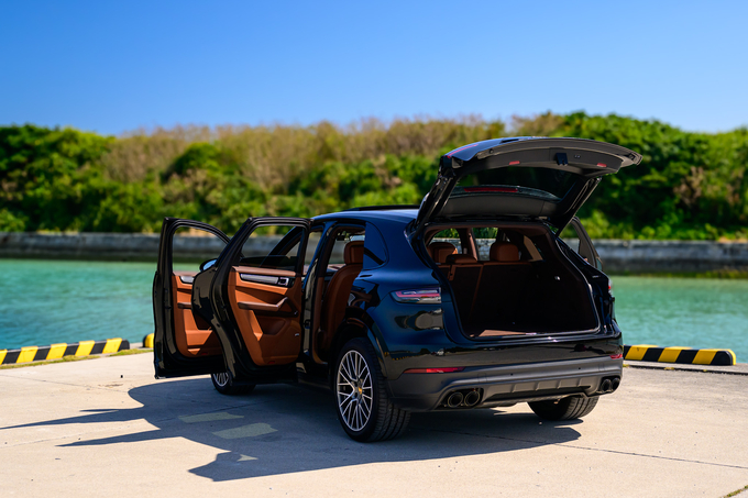 新入庫！　ポルシェ･カイエンクーペ　「Platinum　Edition」　2022年式　3.0L V6ツインターボエンジン搭載車！　リムジン那覇空港個別無料送迎(最大7人まで)！※諸事情等により、リムジン以外での送迎になる場合もあり画像