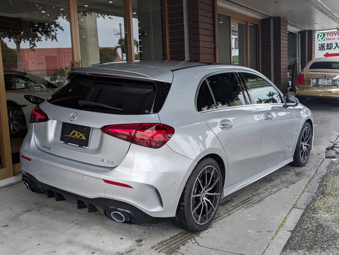新入庫！　メルセデス･AMG　A35　４MATIC　2023年式　2.0L 直4ターボエンジン搭載車！　4WD！　リムジン那覇空港個別無料送迎(最大7人まで)！※諸事情等により、リムジン以外での送迎になる場合もあり画像