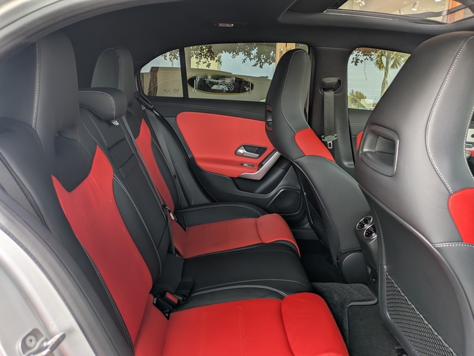 新入庫！　メルセデス･AMG　A35　４MATIC　2023年式　2.0L 直4ターボエンジン搭載車！　4WD！　リムジン那覇空港個別無料送迎(最大7人まで)！※諸事情等により、リムジン以外での送迎になる場合もあり画像