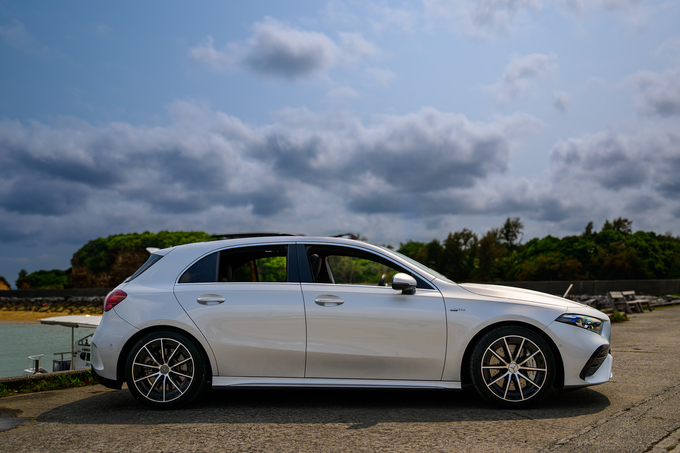 新入庫！　メルセデス･AMG　A35　４MATIC　2023年式　2.0L 直4ターボエンジン搭載車！　4WD！　リムジン那覇空港個別無料送迎(最大7人まで)！※諸事情等により、リムジン以外での送迎になる場合もあり画像
