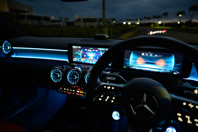 新入庫！　メルセデス･AMG　A35　４MATIC　2023年式　2.0L 直4ターボエンジン搭載車！　4WD！　リムジン那覇空港個別無料送迎(最大7人まで)！※諸事情等により、リムジン以外での送迎になる場合もあり画像