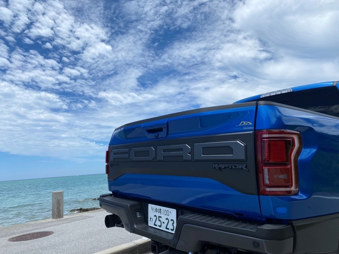 FORD F-150 RAPTOR 2019年モデル！ V6 3.5L EcoBoostツインターボ搭載！！ ※荷台トノカバーなし　 リムジン那覇空港個別無料送迎(最大7人まで)！※諸事情等により、リムジン以外での送迎になる場合もあり画像