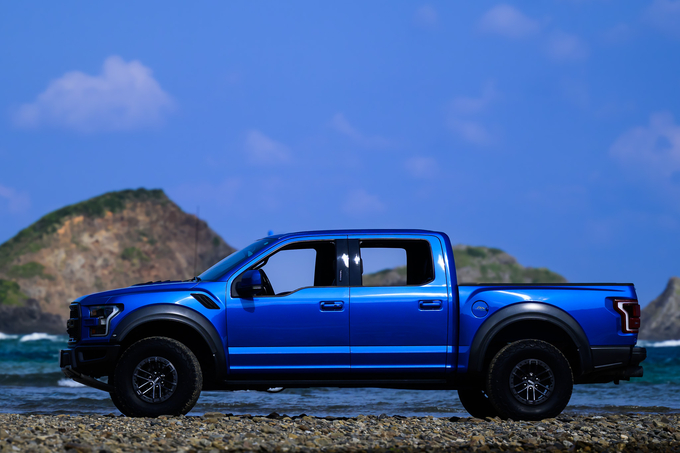 FORD F-150 RAPTOR 2019年モデル！ V6 3.5L EcoBoostツインターボ搭載！！ ※荷台トノカバーなし　 リムジン那覇空港個別無料送迎(最大7人まで)！※諸事情等により、リムジン以外での送迎になる場合もあり画像
