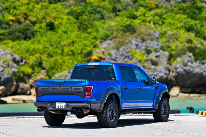 FORD F-150 RAPTOR 2019年モデル！ V6 3.5L EcoBoostツインターボ搭載！！ ※荷台トノカバーなし　 リムジン那覇空港個別無料送迎(最大7人まで)！※諸事情等により、リムジン以外での送迎になる場合もあり画像