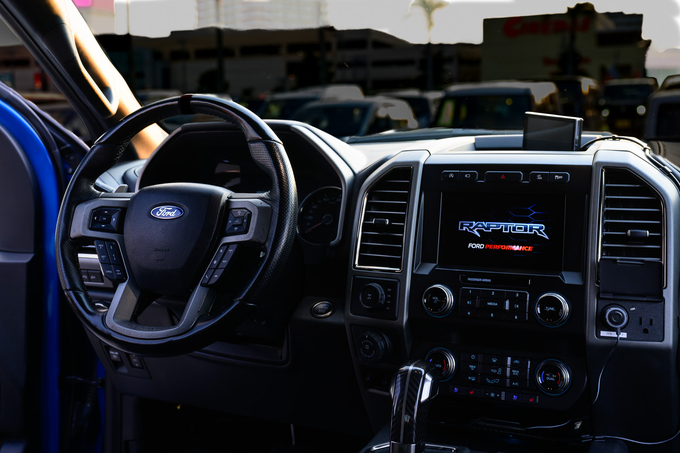 FORD F-150 RAPTOR 2019年モデル！ V6 3.5L EcoBoostツインターボ搭載！！ ※荷台トノカバーなし　 リムジン那覇空港個別無料送迎(最大7人まで)！※諸事情等により、リムジン以外での送迎になる場合もあり画像