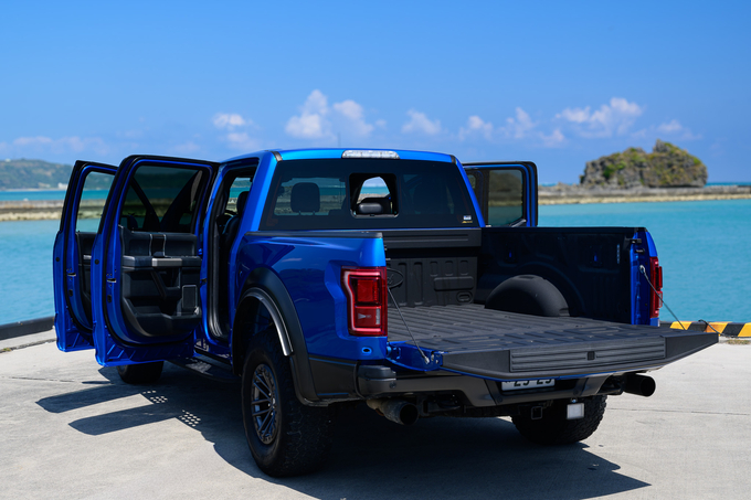 FORD F-150 RAPTOR 2019年モデル！ V6 3.5L EcoBoostツインターボ搭載！！ ※荷台トノカバーなし　 リムジン那覇空港個別無料送迎(最大7人まで)！※諸事情等により、リムジン以外での送迎になる場合もあり画像
