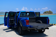 FORD F-150 RAPTOR 2019年モデル！ V6 3.5L EcoBoostツインターボ搭載！！ ※荷台トノカバーなし　 リムジン那覇空港個別無料送迎(最大7人まで)！※諸事情等により、リムジン以外での送迎になる場合もあり画像