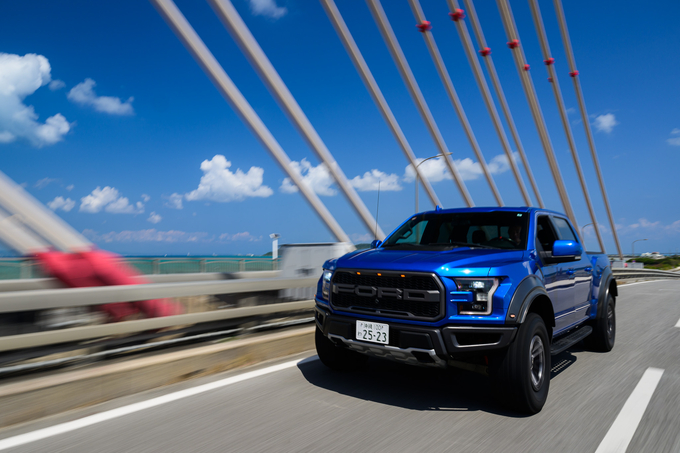 FORD F-150 RAPTOR 2019年モデル！ V6 3.5L EcoBoostツインターボ搭載！！ ※荷台トノカバーなし　 リムジン那覇空港個別無料送迎(最大7人まで)！※諸事情等により、リムジン以外での送迎になる場合もあり画像